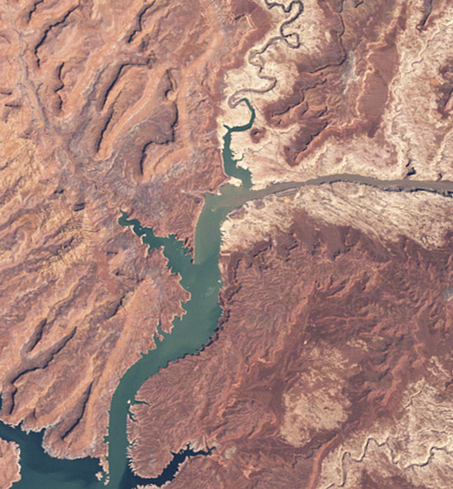 aerial view of Lake Powell reservoir in 2002