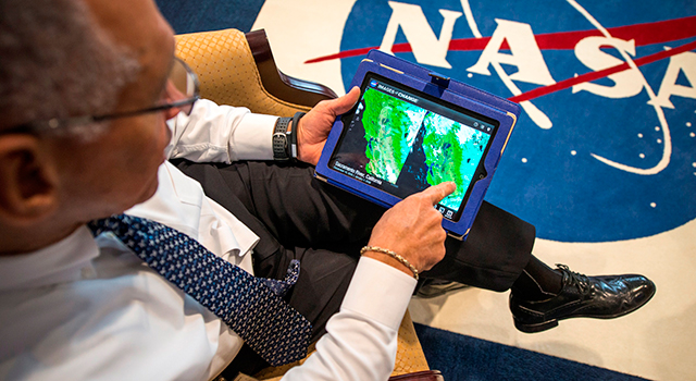 NASA Administrator Charles Bolden explores NASA's new Images of Change iPad application. Image credit: NASA/JPL