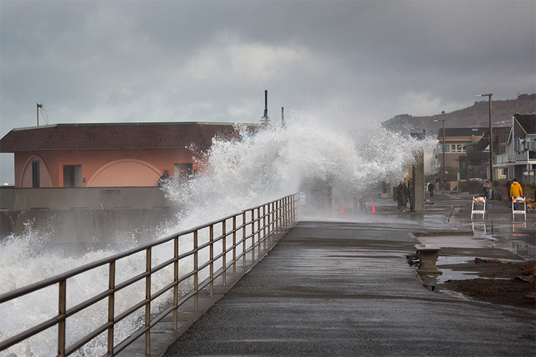 Higher Pacific sea levels increase coastal flooding risks. Credit: Flickr user Alan Grinberg, "Coming Ashore!", CC BY-NC-ND 2.0